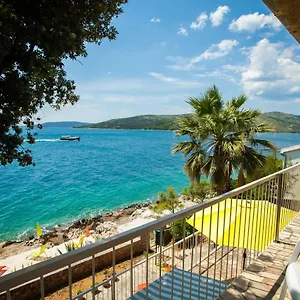 villa-amarela.hotels-in-trogir.com/